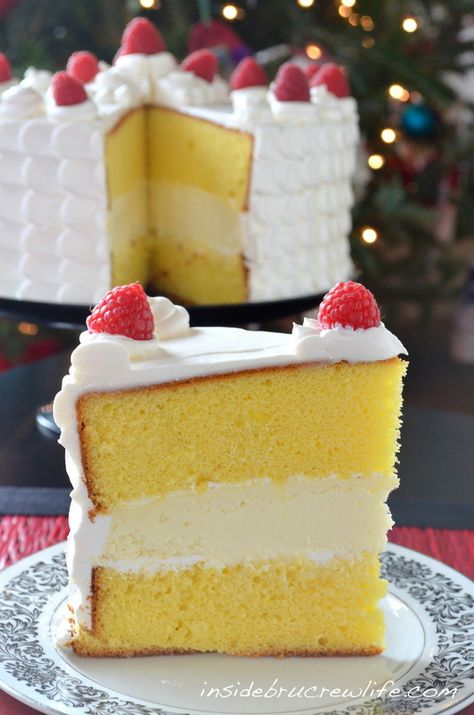 Lemon Cheesecake Cake - lemon cake filled with vanilla cheesecake insidebrucrewlife.com Lemon Cheesecake Cake, Lemon Cake Filling, Coconut Dessert, Vanilla Cheesecake, Brownie Desserts, Cake Layers, Cheesecake Cake, Oreo Dessert, God Mat