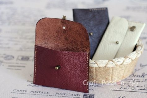 Sew leather coin purse with detailed tutorial and free pattern. You may use it as card pouch. Perfect gift to make for all occasion. Diy Leather Coin Purse, Leather Purse Diy, Leather Pouch Pattern, Simple Diys, Coin Purse Pattern, Leather Tooling Patterns, Tooling Patterns, Leather Wallet Pattern, Diy Bags Purses