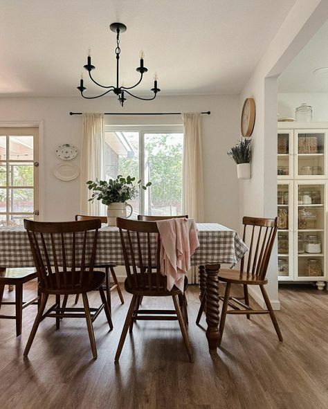 Cottagecore House Minimalist, Traditional Cottage Dining Room, Cottagecore Aesthetic Home Decor, Cottagecore Aesthetic Dining Room, Dining Room Decor Cottage Core, Cottage Core Home Aesthetic, Cottage Core Living Room Ideas, Cottage Core Dining Room, Cottagecore Dining Room