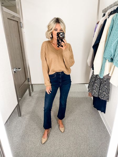 Tan V Neck Sweater Outfit, V Neck Sweater Outfit, Neck Sweater Outfit, Jean Fashion, Rib Sweater, Sweater Outfit, Cable Stitch, Sweaters And Jeans, White Blouse