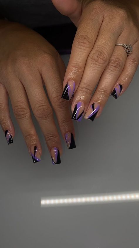 Purple And Black Toenails, Brown And Purple Nails Acrylic, Lavender And Black Nails Acrylic, Purple Nails With Black Design, Purple Black Nails Designs, Black And Purple Acrylic Nails, Dark Purple And White Nails, Purple And Black Acrylic Nails, Black And Purple Nails Short