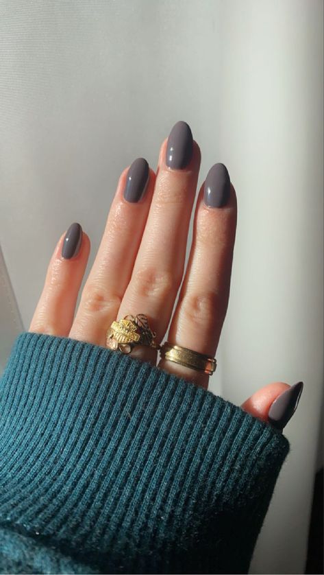 Grey Short Almond Nails, Short Almond Nails Dark Colors, Fall Nails 2023 Grey, Grey Nail Aesthetic, Grey Gel Nails Short, Grey Nails Aesthetic, Short Dark Gray Nails, November Nails 2023, Dark Grey Almond Nails