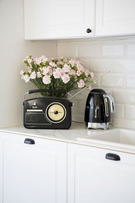 DSC_8466 Smeg Black, Black Smeg, Smeg Kettle, Smeg Appliances, 50's Style, Black Kitchens, Heating Element, Electric Kettle, Retro Design