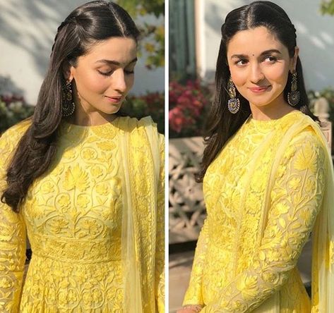 Alia Bhatt in yellow dress Kurthi Hair Styles For Long Hair, Hairstyle On Kurti Wear Indian, Hairstyles For Anarkali Dress, Anarkali Hairstyles, Hairstyles For Kurti For Women, Ali Bhatt, Rani Har, Jacket Lehenga, Traditional Hairstyle