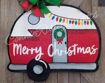 Christmas Door Decor Ideas, Camper Door Hanger, Door Hangers Ideas, Painted Door Hangers, Christmas Camper, Christmas Door Hangers, Burlap Door Hanger, Christmas Door Decor, Christmas Door Decoration