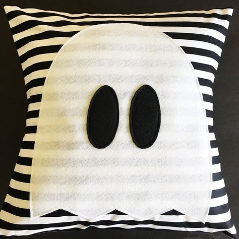 Syprosjekter For Nybegynnere, Halloween Sewing Projects, Seasonal Pillows, Ghost Pillow, Halloween Pillows Covers, Halloween Sewing, Fall Pillow, Holiday Sewing, Halloween Pillow