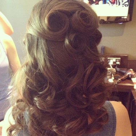 Half up half down vintage wedding hairstyle. This one is the favorite. :) Pin Up Curls, Vintage Updo, Half Updo Hairstyles, Vintage Curls, Wedding Hair Half, Vintage Wedding Hair, Pin Curls, Wedding Hairstyles Half Up Half Down, Bridesmaid Hair Updo