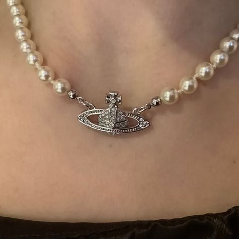 Viven Westwood Jewellery, Vivienne Westwood Pearl Necklace Outfit, Vivienne Westwood Choker, Westwood Pearl Necklace, Vivienne Westwood Pearl Necklace, Pearl Necklace Outfit, Vivienne Westwood Necklace, Westwood Necklace, Westwood Vivienne