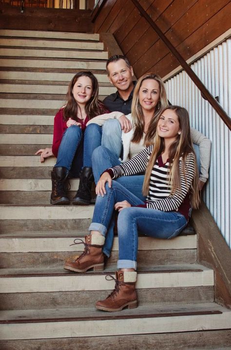 Family Photoshoot Stairs, Family Stairs Photography, Staircase Group Photoshoot, Staircase Family Photoshoot, Family Of Four Poses With Older Kids, Family Pictures On Stairs, Family Photos On Stairs, Family Photo Poses Older Children, Poses On Stairs