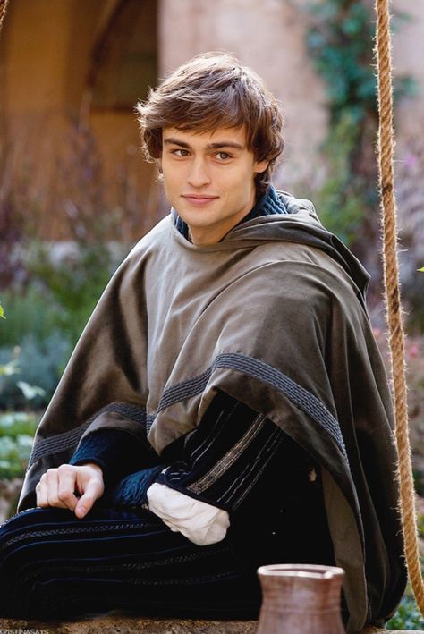 Douglas Booth (Romeo and Juliet 2013) Douglas Booth Romeo, Romeo I Julia, Medieval Prince, Romeo Montague, Douglas Booth, Star Crossed Lovers, Medieval Clothing, Alphonse Mucha, Mötley Crüe