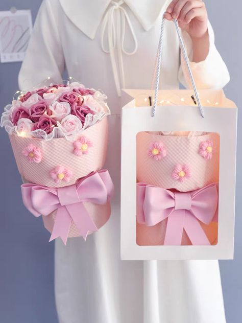 Bridal Bouquet Packaging, Diy Bouquet Wrap, Bouquet Box, Luxury Flower Bouquets, Flower Bouquet Diy, Birthday Bouquet, Flower Box Gift, Flower Gift Ideas, Diy Gifts For Friends