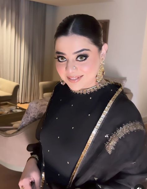 Black And Gold Dress Makeup, Makeup On Black Saree, Gold Dress Makeup, Kurti Ideas, Designer Dresses Elegant, Black And Gold Dress, Eye Makeup Images, Stylish Outfits Casual, Indian Kurti Designs