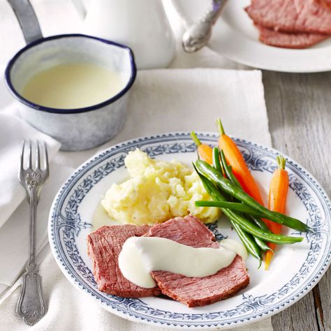 A healthier WW recipe for Corned beef with white sauce and mashed potatoes ready in just 70. Get the SmartPoints value plus browse 5,000 other delicious recipes today! Silverside Roast, Mashed Potatoes Healthy, White Sauce Recipe, Potatoes Healthy, Ground Beef Breakfast, Mashed Potato Recipe, Ww Recipe, White Sauce Recipes, British Dishes