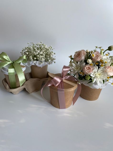 Coffee Cup Flower Arrangements, Eid Hampers, Cake To Go, Chocolate Covered Strawberries Bouquet, Nurse Practitioner Gifts, Diy Bouquet Wrap, Cake Cafe, Gift Wrapping Inspiration, Flower Box Gift