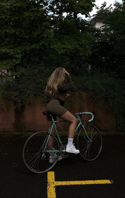 Healthy Girl Lifestyle, Biking Aesthetic, Bicycle Aesthetic, Hiking Fitness, Cycling Girl, Bike Aesthetic, Hiking Workout, Skandinavian Fashion, Girl Lifestyle