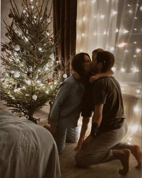 Wlw Christmas, Family Christmas Party, Couple Aesthetic, Family Christmas, Christmas Party, Christmas Tree, Holiday Decor, Christmas, Photography