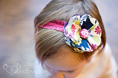 fabric flower headband {pattern & tutorial} - also with a headband size guide Baby Accessories Diy, Hair Accessories Tutorial, Fabric Flower Headbands, Diy Baby Headbands, Making Fabric Flowers, Headband Tutorial, Fabric Headbands, Trendy Sewing, Cloth Flowers