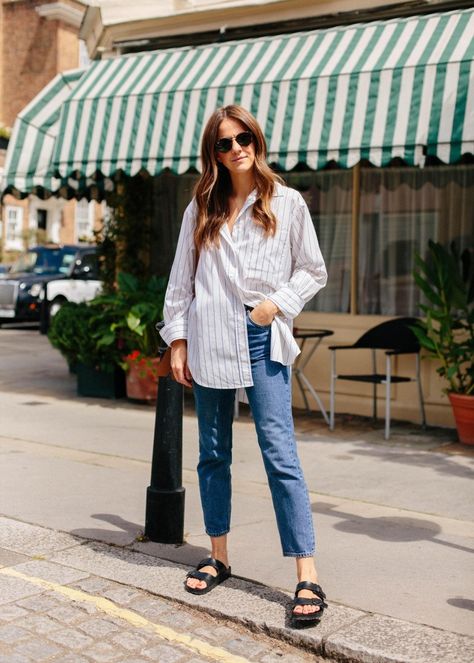 Oversized Striped Shirt Outfit, Outfits With Striped Shirts, Oversized Shirt Outfit, 70s Inspired Outfits, Oversized Striped Shirt, Chic Shirts, Korean Fashion Casual, Style Edit, Outfit Jeans