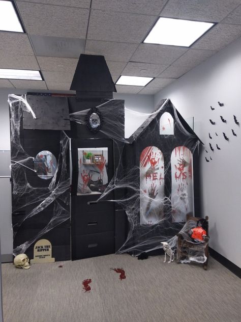 Halloween Decorations For Cubicle, Halloween Cubicle Decorations, Halloween Cubicle Decor Ideas, Halloween Cubicle Decor Contest, Halloween Cubicle Decor, Halloween Office Themes, Cubicle Halloween, Office Halloween Themes, Cubicle Halloween Decorations