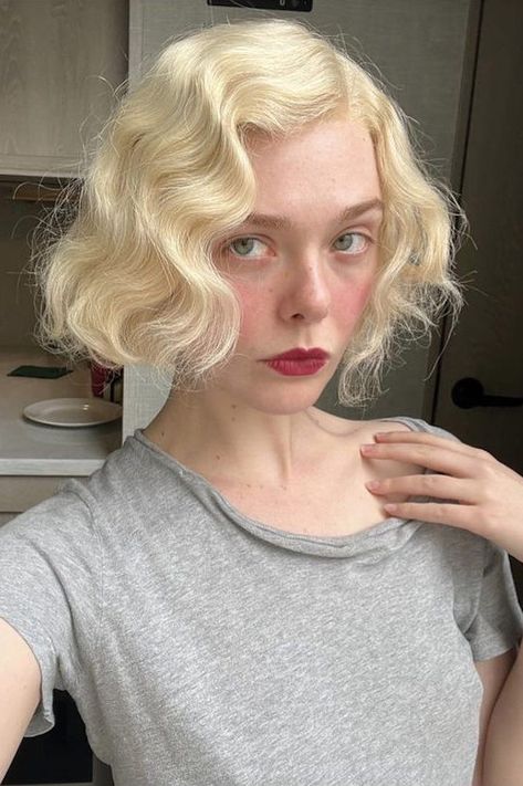 These are the It girl-approved summer haircuts to consider before your next salon visit. Growing Out Fringe, Chloë Sevigny, Louise Brooks, Summer Haircuts, Zoe Kravitz, Elle Fanning, Emily Ratajkowski, Lily Collins, 인물 사진