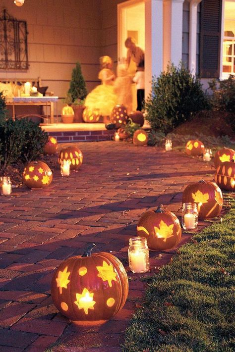 These cookie-cutter pumpkins are anything but run-of-the-mill. they take no time to make and will add a gorgeous glow to your porch or walk. #halloweendecor #pumpkincarving Pumpkins Diy, Creative Pumpkin Decorating, Elegant Pumpkins, Pumpkin Carving Contest, Halloween Diy Outdoor, Amazing Pumpkin Carving, Easy Pumpkin Carving, Pumpkin Display, Pumpkin Topiary