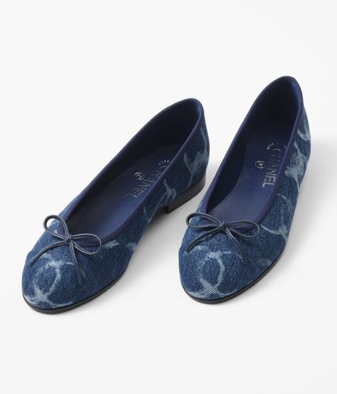 CHANEL - Ballet flats Printed Denim, Dark Blue & White - G02819B13976NR111 - Shoes Chanel Street Style, Denim Chanel, Chanel Flats, Mode Chanel, Chanel Store, Fashion Chanel, Fashion Shoes Flats, Chanel Official Website, Chanel Logo