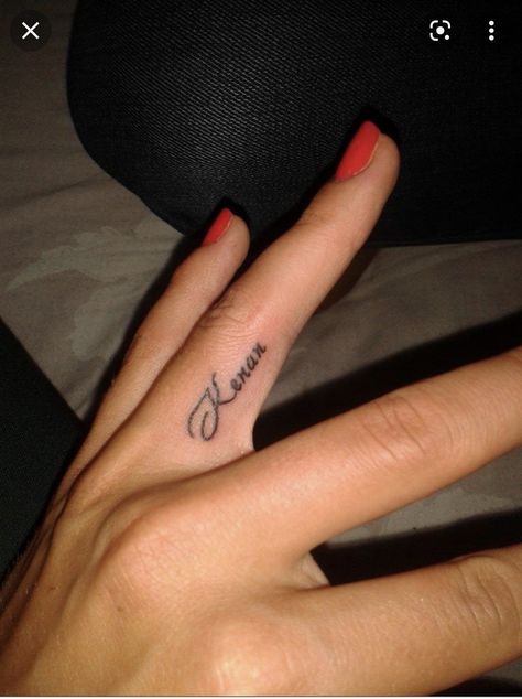 Name Tattoos For Women Finger, Tattoo Designs For Husband Name, Husband Name Tattoos For Women Finger, Name Tattoo In Finger, Tattoo Ideas Husband Name, Husband Name Tattoo On Ring Finger, Name Tattoo On Finger For Women, Where To Get Boyfriend Name Tattoo, Tattoo On Ring Finger Name