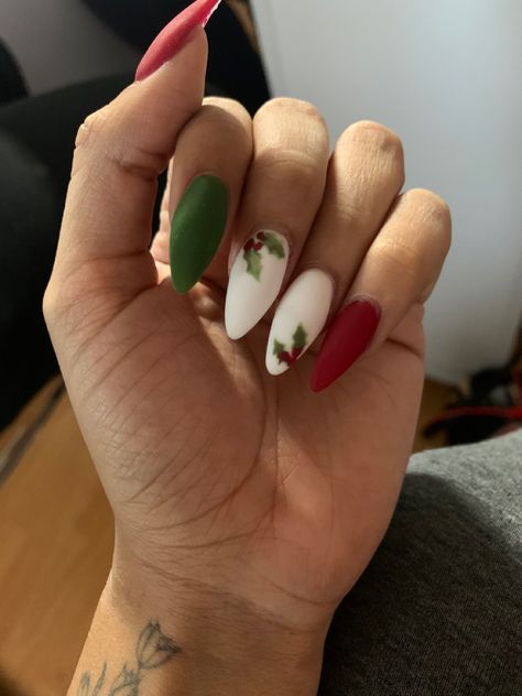 White Nails With Holly Berries, Mistletoe Nail Art, Holly Christmas Nails, Mistletoe Nails, Red And White Nails, Dark Red Nails, Finger Art, Red Christmas Nails, Christmas Nails Easy