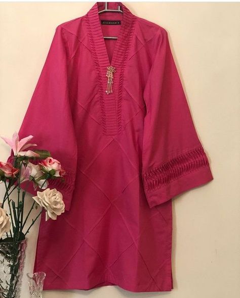 #neclinedesign #solidcolordress #plaindress #summerdresses2022 Kurta Design Pakistani, Plain Dress Designs Pakistani, Style Outfits Summer, Dress Designing Ideas, Dress Design Pakistani, Plain Dresses, Summer Vibes Aesthetic, Simple Dress Casual, Dress Designing