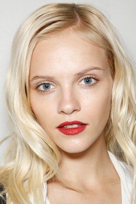 Follow these tips to get a gorgeous complexion like this model backstage at the Burberry Prorsum spring 2013 runway show. Lace Makeup, Matte Red Lips, Ginta Lapina, Wear Red Lipstick, Models Backstage, Ice Blonde, Red Makeup, Burberry Prorsum, Foto Art