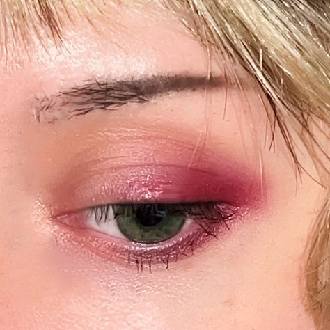 I’m in denial that I’m a soft summer until I slap on a pinky red eye look and then I’m convinced for the next 6 hours. #eyeshadow #makeuplook #easymakeup #greeneyes #simplemakeup Soft Red Eyeshadow Looks, Light Red Eye Makeup, Soft Red Eyeshadow, Red Eyeshadow Aesthetic, Soft Red Makeup, Makeup Red Eyeshadow, Red Eye Look, Spongebob Makeup, Red Eyeshadow Look