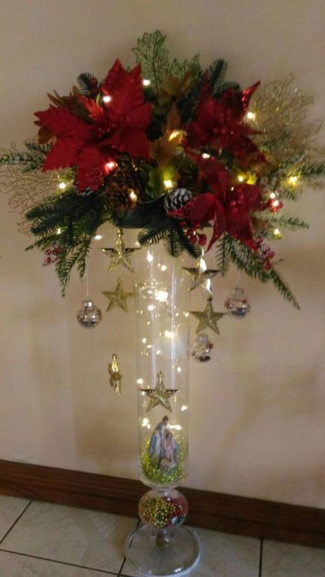 Christmas Decorations Centerpiece, Christmas Vases, Christmas Candle Decorations, Christmas Flower Arrangements, Christmas Floral Arrangements, Christmas Centerpieces Diy, Easy Christmas Decorations, Diy Christmas Decorations Easy, Christmas Arrangements