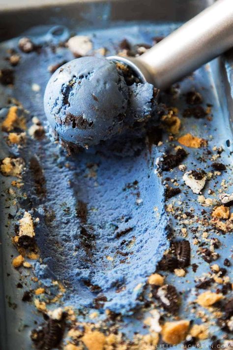 Cookie Monster Ice Cream - The Little Epicurean Cookie Monster Ice Cream Recipes, Birthday Madeleines, Buttercream Ice Cream, Superman Ice Cream, Raisin Bagels, Filipino Bread, Cookie Monster Ice Cream, Monster Ice Cream, Matcha Cream