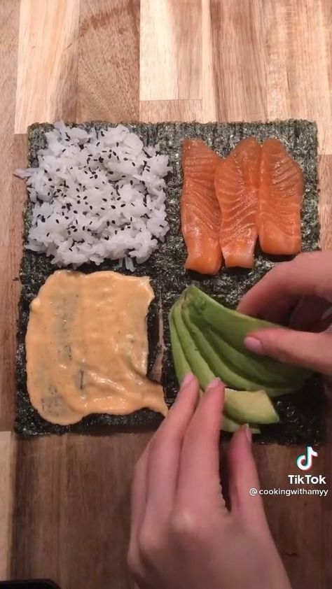 Homade Sushi Recipes, Sushi For Lunch, Sushi Pockets Recipe, What To Put In Sushi, Lazy Sushi Recipes, Sushi Meal Prep, Sushi Easy Recipe, Home Made Sushi Ideas, Sushi Recipes Videos