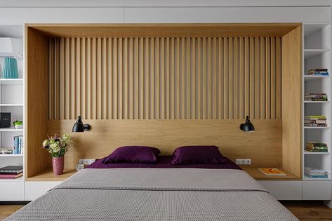 The design of this custom wall in a modern bedroom, combines wood and white details, and integrates the bed frame, a headboard, side tables, and bookshelves. #BedroomDesign #ModernBedroom #Headboard #Bookshelves Bed Side Table Design, Mattress Room, Headboard With Shelves, Built In Bed, Headboard With Lights, Stylish Apartment, Slatted Headboard, Headboard Wall, Side Tables Bedroom