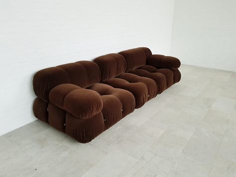 Sesann Sofa Living Room, Home Decor Sofa, Pretty Couches, Cool Sofas, Brown Velvet Sofa, Brown Sofa Living Room Ideas, Sofa Aesthetic, Camaleonda Sofa, L Shaped Sofa Designs