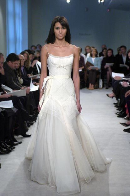 2000s Wedding Dress Bridal Gowns, 90s Couture Wedding Dress, 2010 Wedding Dresses, Vera Wang Runway, 90s Vera Wang, Vera Wang Wedding Dress 2000s, Vera Wang 90s Wedding Dress, Vera Wang Aesthetic, Y2k Wedding Dress