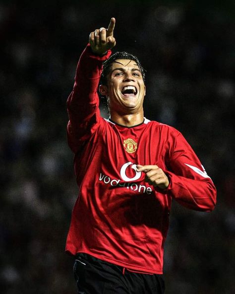 Ronaldo Vintage Photos, Cristiano Ronaldo Wallpapers Iphone, Cristiano Ronaldo Vintage, Ronaldo Dribbling, Old Ronaldo, Cristiano Ronaldo Aesthetic, Cristiano Ronaldo Man United, Ronaldo Interview, Vintage Ronaldo