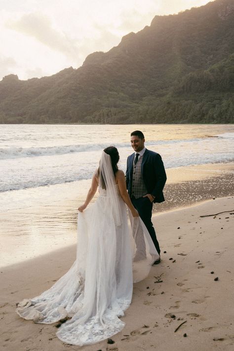 If you're thinking about eloping on the gorgeous island of Oahu, you're in luck. My latest blog post is all about the best places to tie the knot on this magical island. From breathtaking beaches to stunning gardens, I've done my research to bring you the most romantic and picturesque locations for your intimate ceremony. & as your Hawaii elopement photographer, I've even included insider tips on the best times to elope and info on permits! Stunning Gardens, Oahu Elopement, Magical Island, Best Places To Elope, Sunrise Ceremony, Kualoa Ranch, Lanikai Beach, Places To Elope, Magic Island