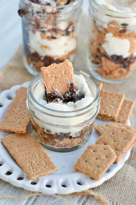 Mason jar s'mores Summer Road Trips, Mason Jar Desserts, Smore Recipes, Dessert In A Jar, Mason Jar Meals, Meals In A Jar, In A Jar, S Mores, Yummy Food Dessert