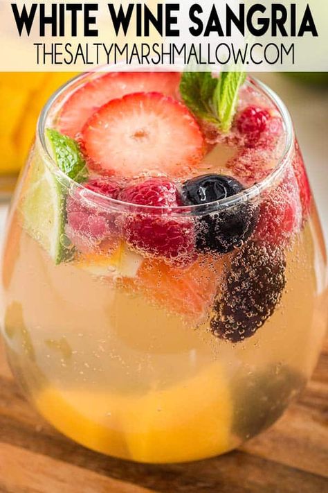 Wine Fruit Drink, Best Sangria Recipe White, White Sangria Recipe Easy Summer, White Sangria Recipe Easy, Spring Sangria Recipes, Best White Sangria Recipe, Easy White Sangria, Summer Sangria Recipes, White Wine Sangria Recipe