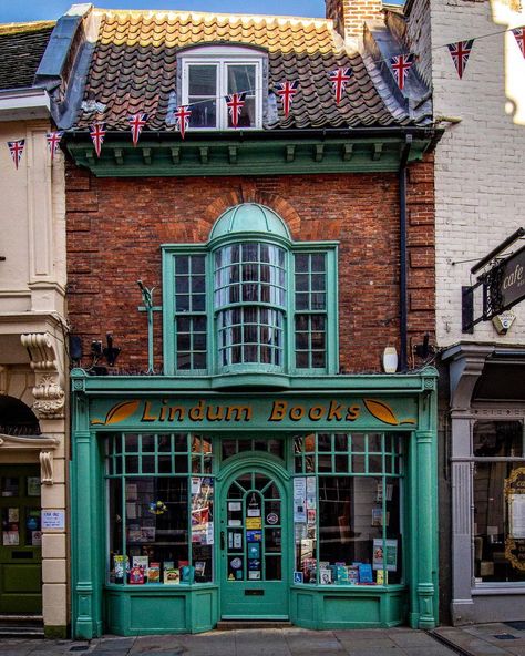 Liam Pearson on Instagram: “A book lovers dream! 📚, Also a facade lover too! 😍 📍Lincoln. . . #lincoln #lincolnshire #facade #facadedesign #facadelovers #book #books…” Aesthetic Architecture, Summer Jobs, Shop Fronts, Book Shop, Incubus, Cute House, Design Visual, Urban Sketching, Old Buildings