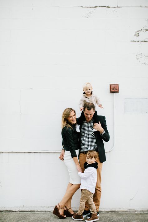 Urban Family Photo Shoot, Family Fall Photoshoot Ideas, Family Fall Photoshoot, Urban Family Photography, Urban Family Photos, Fall Photoshoot Ideas, Downtown Photography, Studio Vibes, Family Photo Colors