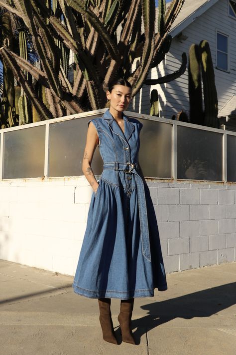 Denim Fashion Women Dresses, Blue Jean Dress Outfit, Denim Dress Styling, Denim Dress Summer Outfit, Amalie Gassmann, Denim Dress Outfit Summer, Jean Dress Outfit, Denim Outfits For Women, Jeans Dresses For Women