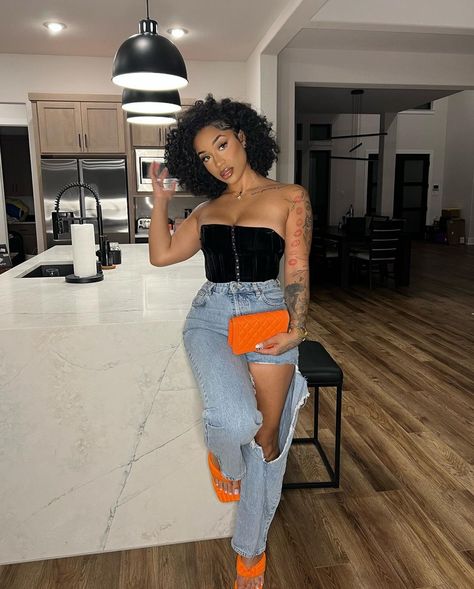 Cute Simple Bar Outfits, Casual Dinner Date Outfit Black Women, Date Night Arcade Outfit, Lounge Party Outfit, Concert Outfit No Heels, Concert Outfit Black Women Baddie, Baddie Concert Outfit Ideas, Dinner Outfits Black Women Casual, Spring Birthday Outfit Black Women