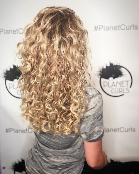 Curly Blonde Extensions, 2023 Blonde Hair Trends Curly, Blonde Highlights On Yellow Hair, Highlights Curly Hair Blonde, Curly Blonde Hair Naturally, Blonde Permed Hair, Short Curly Hair Blonde Highlights, Blonde Curls Natural, Curly Blonde Balayage