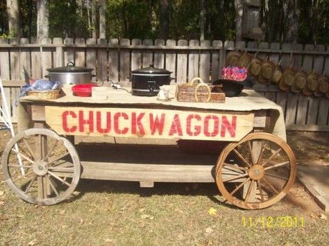 Chuckwagon BBQ Decorating Ideas | took an old wooden table ..... add wheels and a sign....Our Chuck ... Western Theme Party Decorating Ideas, Hoedown Party, Country Western Parties, Old Wooden Table, Wild West Birthday, Wild West Party, Rodeo Party, Country Party, Barn Dance