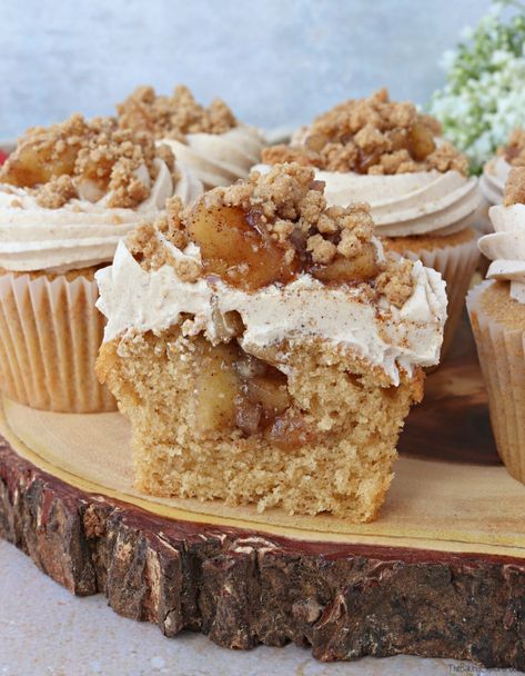 Apple Crumble Cupcakes Recipe, Apple Strudel Cupcakes, Recipe For Apple Crumble, Apple Cupcakes Recipe, Apple Crumble Cupcakes, Brown Sugar Crumble Topping, Crumble Cupcakes, Autumn Cupcakes, Cinnamon Buttercream