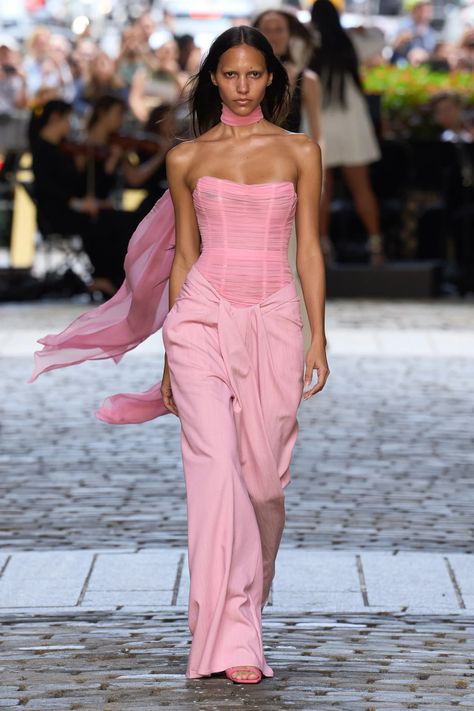 Prabal Gurung Spring 2025 Ready-to-Wear Collection | Vogue Sum Dresses, Pink Runway, Runway Fashion Couture, Prabal Gurung, Spring Fashion Trends, Party Fashion, Pink Fashion, Couture Fashion, Spring Outfit