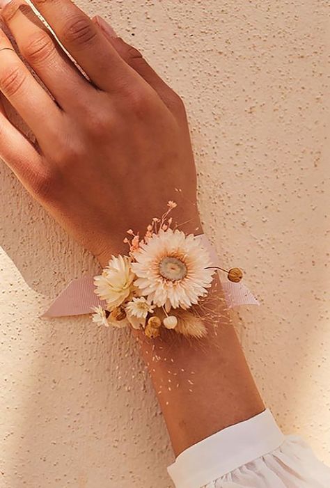 Wedding Flower Guide, Bridesmaid Corsage, Prom Corsage, 2023 Prom, Wrist Flowers, Corsage And Boutonniere, Flower Guide, Corsage Prom, Prom Flowers